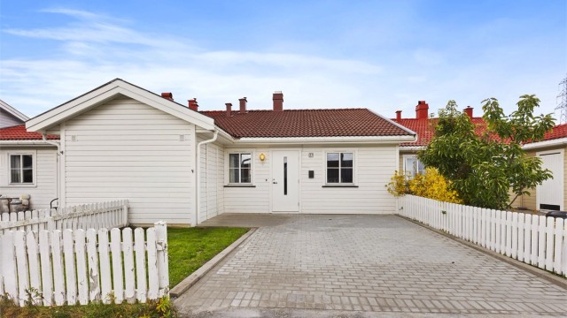 Eiendommen har en pent opparbeidet innkjørsel med nyere belegningsstein og med plass til parkering. Boligen har elbil-lader.