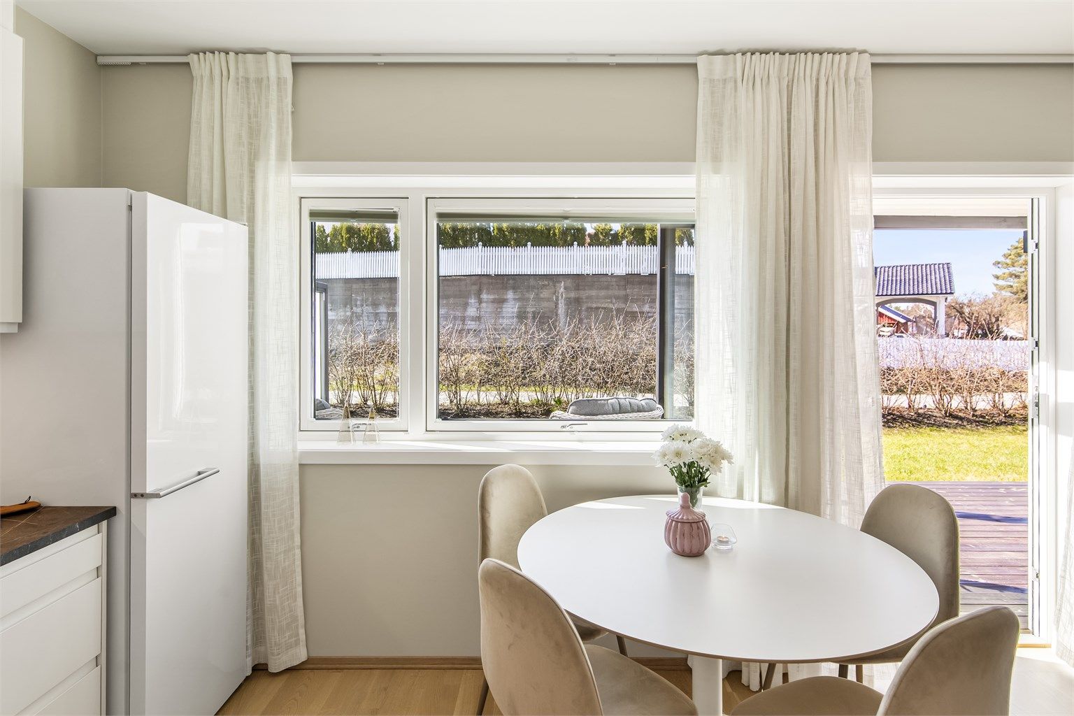 Kjøkkenet har god plass til spisebord. Koselig plass for felles måltider!