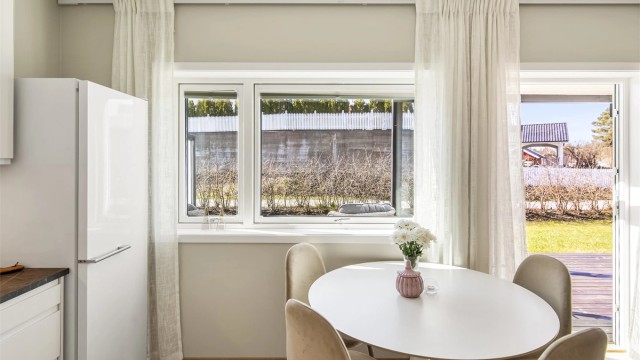 Kjøkkenet har god plass til spisebord. Koselig plass for felles måltider!