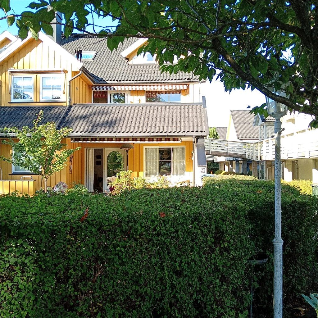 Leiligheten har en ideell beliggenhet i 1. etasje med fritt utsyn og gode solforhold. Leiligheten ligger litt trukket tilbake fra veien og har langt og flott utsyn mot eikeálle og grøntareal. (selgers bilde)