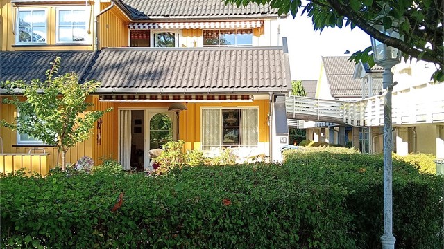 Leiligheten har en ideell beliggenhet i 1. etasje med fritt utsyn og gode solforhold. Leiligheten ligger litt trukket tilbake fra veien og har langt og flott utsyn mot eikeálle og grøntareal. (selgers bilde)