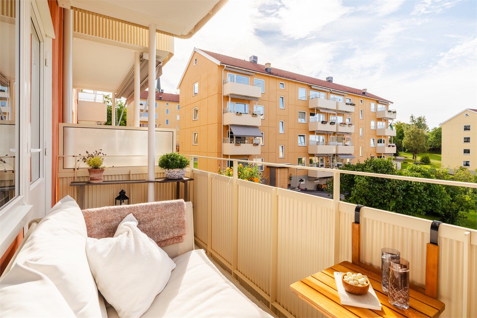  Her er det god plass til utemøblement som både sittegruppe og grill - det er tillatt med el- og/eller gassgrill på balkongene