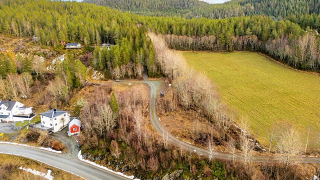 Velkommen til Råkvågveien 365 - og denne romslige tomten i naturskjønne omgivelser på Råkvåg!