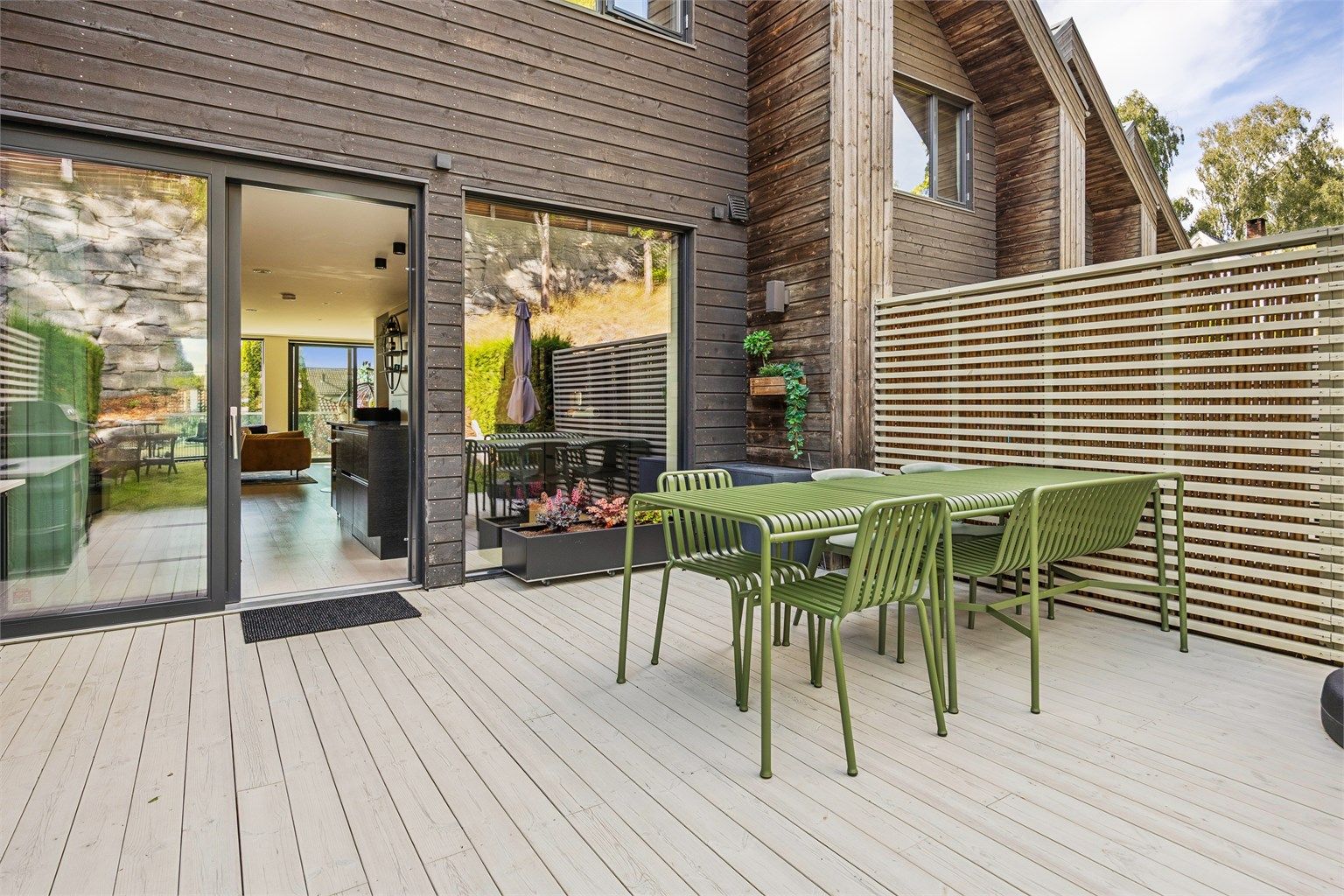Moderne familiebolig fra 2019 over tre plan, med innredet hybeldel og uteplasser på begge sider.
Foto: EFKT