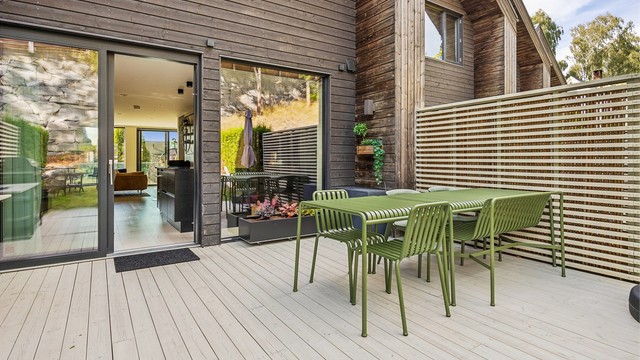 Moderne familiebolig fra 2019 over tre plan, med innredet hybeldel og uteplasser på begge sider.
Foto: EFKT