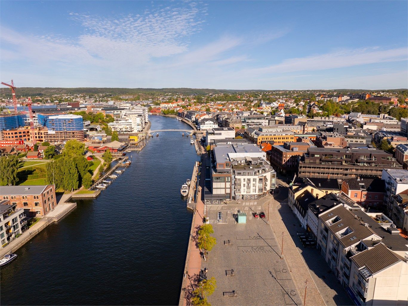 Via Bryggepassasjen går du rett ut på promenaden hvor det er yrende liv sommerstid. Leiligheten ligger på motsatt side.