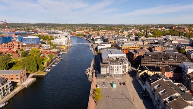 Via Bryggepassasjen går du rett ut på promenaden hvor det er yrende liv sommerstid. Leiligheten ligger på motsatt side.