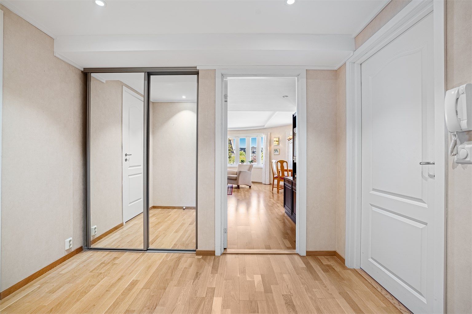 Gang/entré med skyvedørsgarderobe samt inngang til boligens andre soverom. 