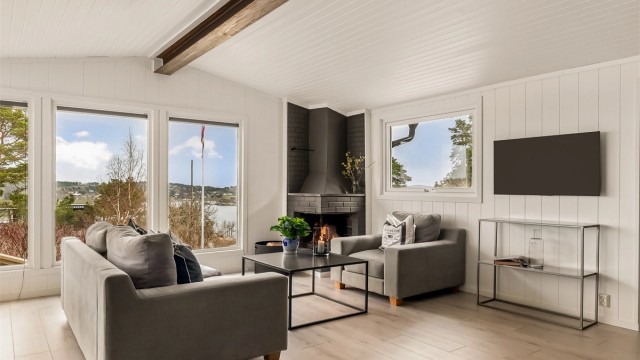 Planløsningen er praktisk og åpen med store vindusflater vendt mot sjøen og utsikten. Hyttas sosiale sone med det store allrommet åpner for gode møbeleringsmuligheter og rikelig med plass til storfamilien.