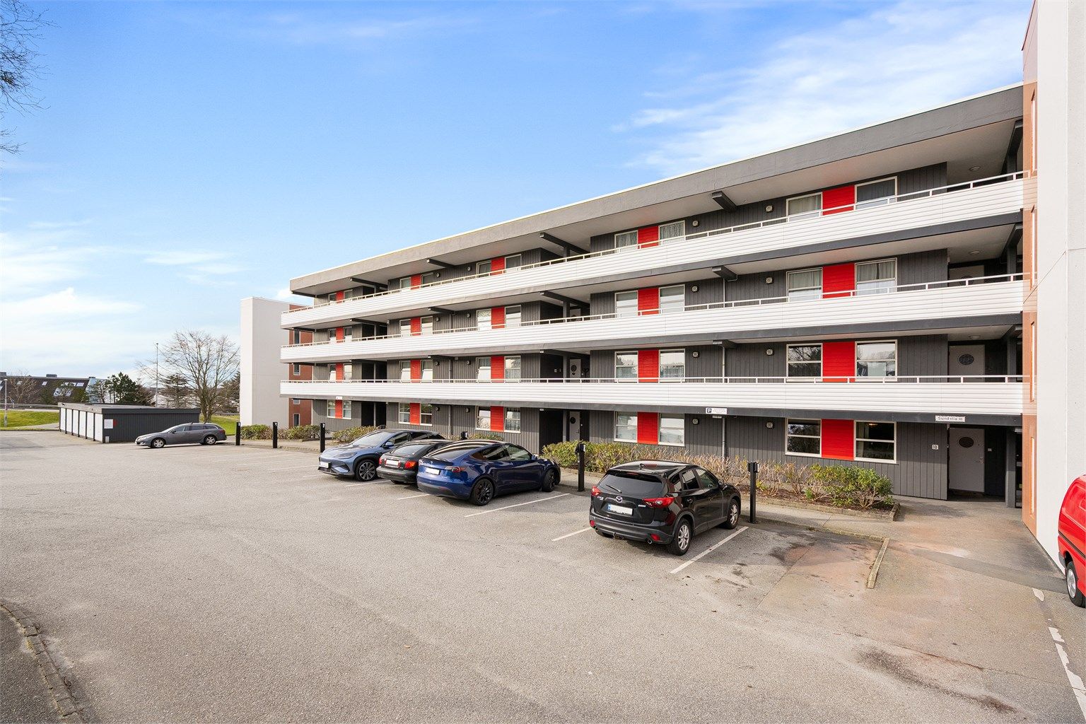 Parkeringsplass utenfor blokken. 