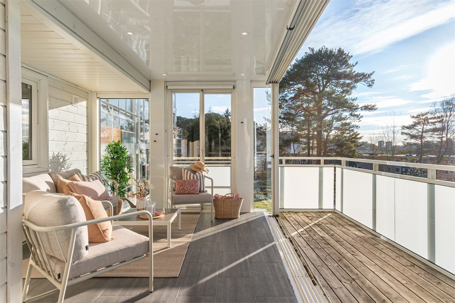 - Kunne du tenke deg å få det beste fra to verdener? Da er dette leiligheten for deg! Både innglasset balkong og utvendig terrasse -