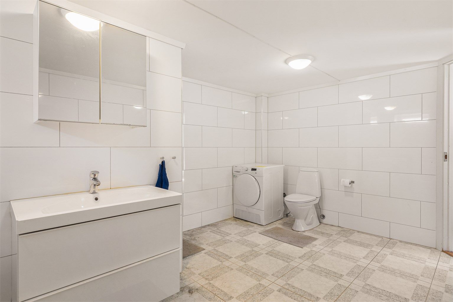 Badet er utstyrt med servant i seksjon med speilskap over, vaskeromsinnredning med utslagsvask og opplegg for vaskemaskin, dusjnisje og mekanisk avtrekksvifte på vegg (ikke godkjent til varig opphold).