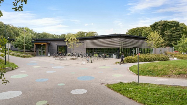 Gamlingen ligger i kort gåavstand fra boligen.