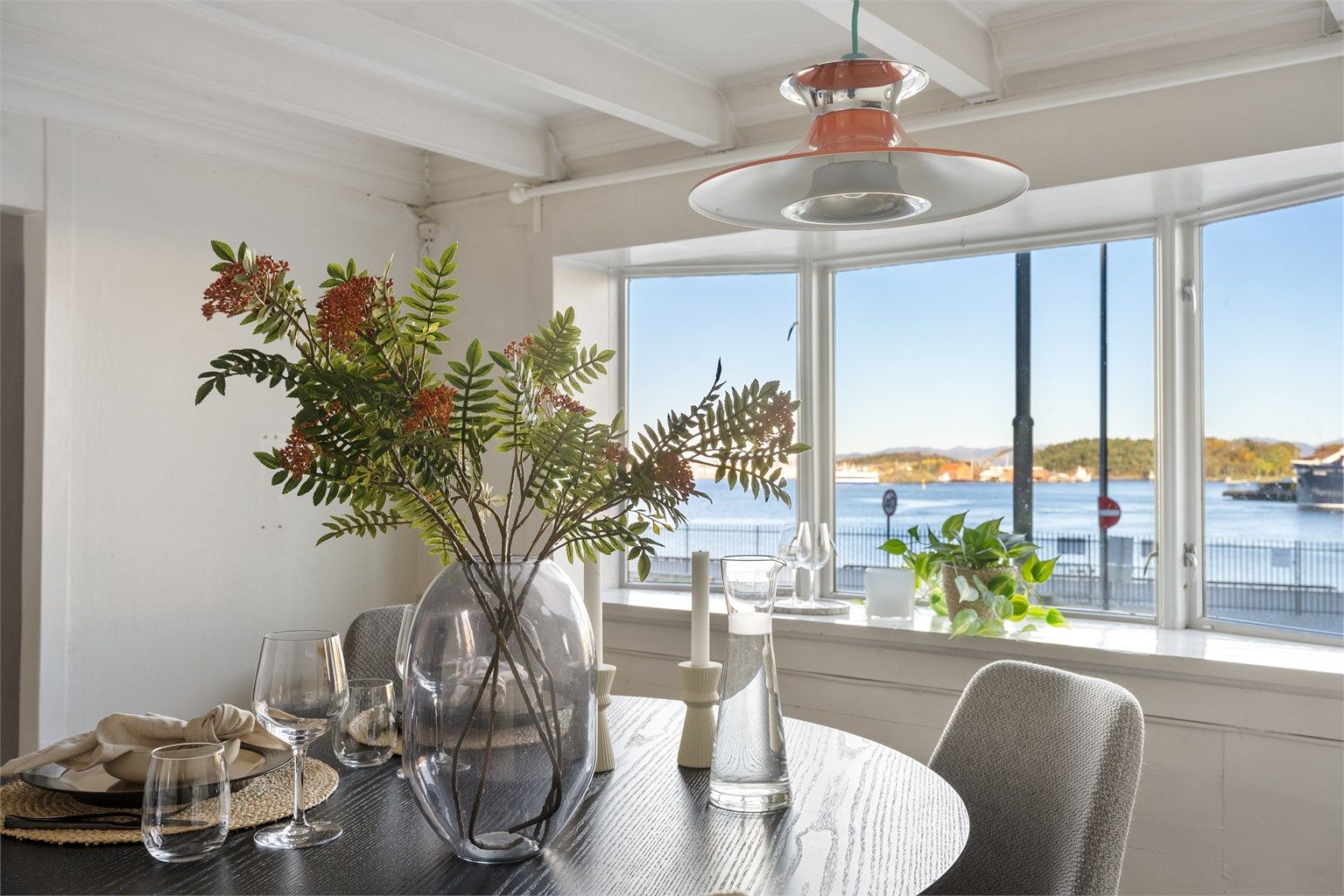 Vindusflatene slipper inn dagslys og gir god kontakt med havnen.
