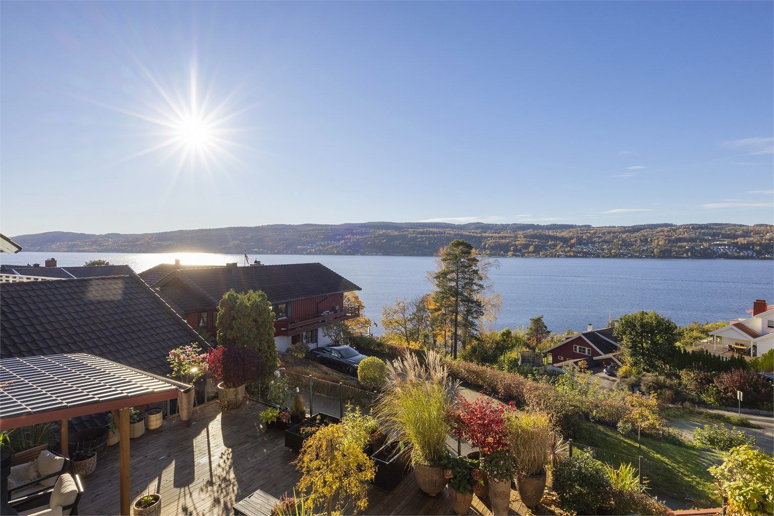 Beliggenheten er meget stille og rolig, med nærhet til både skog og sjø.