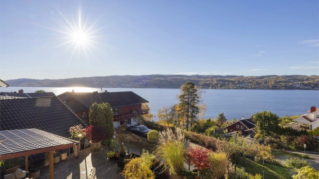 Beliggenheten er meget stille og rolig, med nærhet til både skog og sjø.