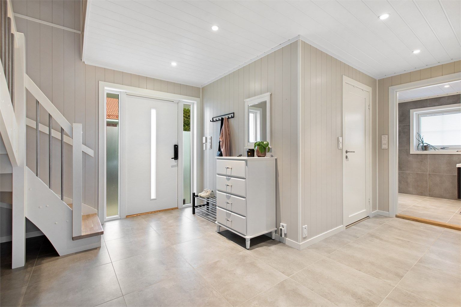 Entre med god garderobeplass