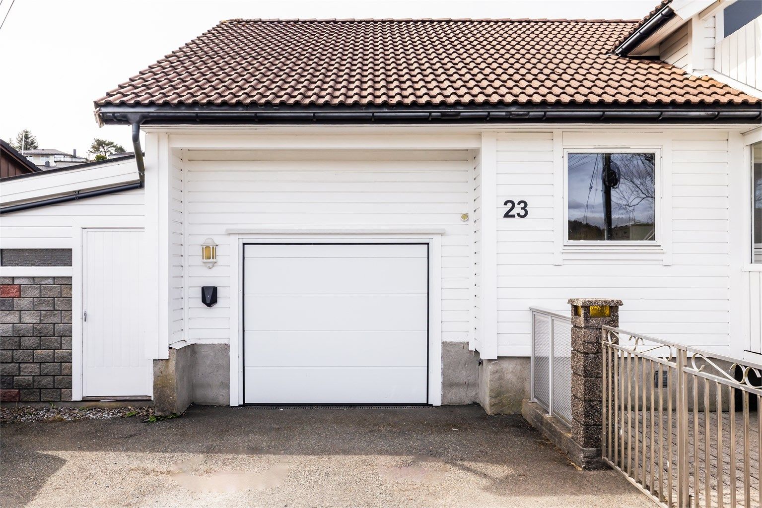 Boligen har integrert garasje og lader for elbil