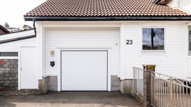 Boligen har integrert garasje og lader for elbil