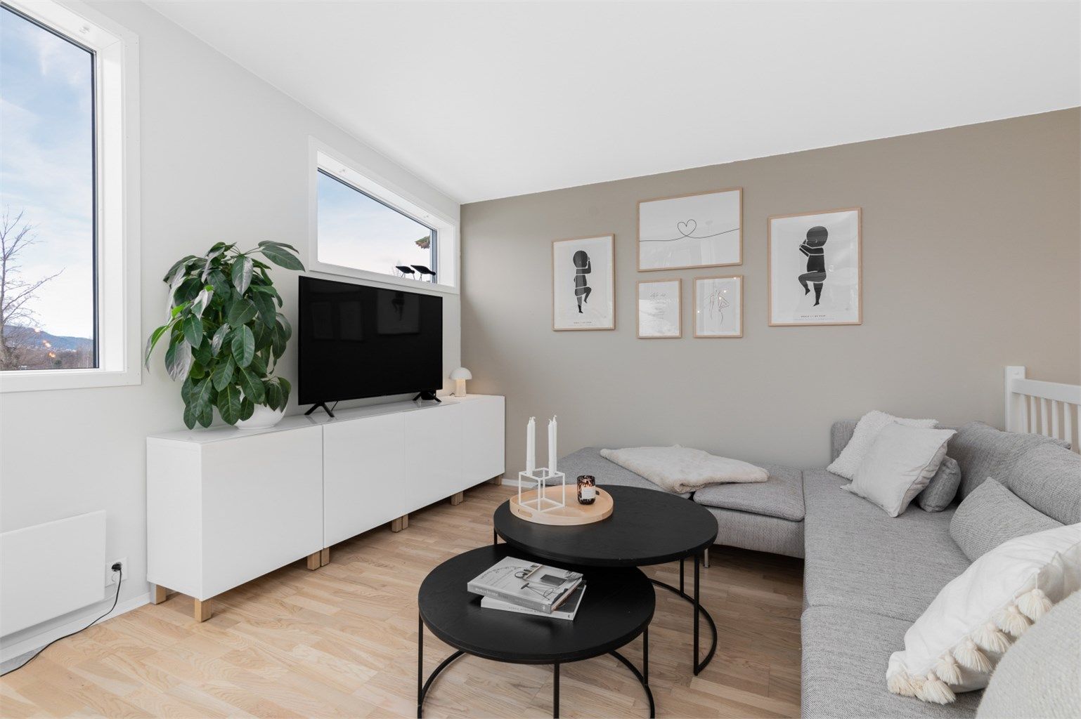 Stilren stue på 28 kvm, malt i lyse og behagelige farger.