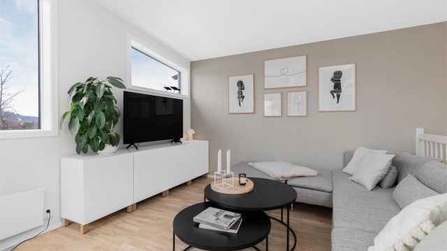 Stilren stue på 28 kvm, malt i lyse og behagelige farger.