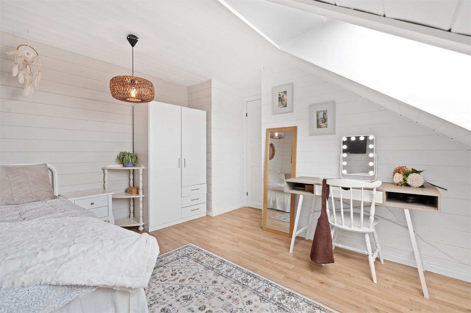 Soverommene på loftet har parkett på gulv og en arealeffektiv utforming.