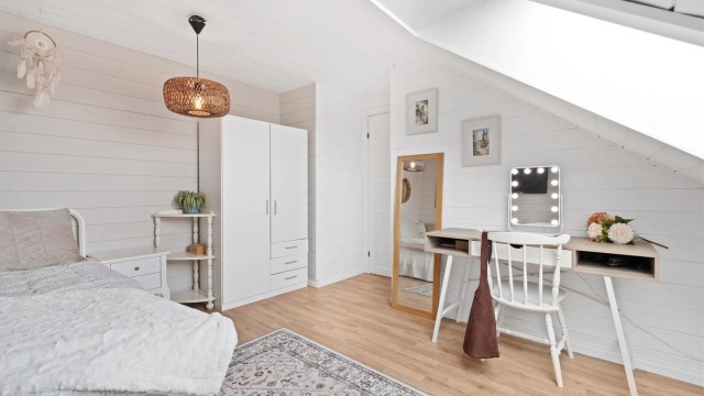 Soverommene på loftet har parkett på gulv og en arealeffektiv utforming.