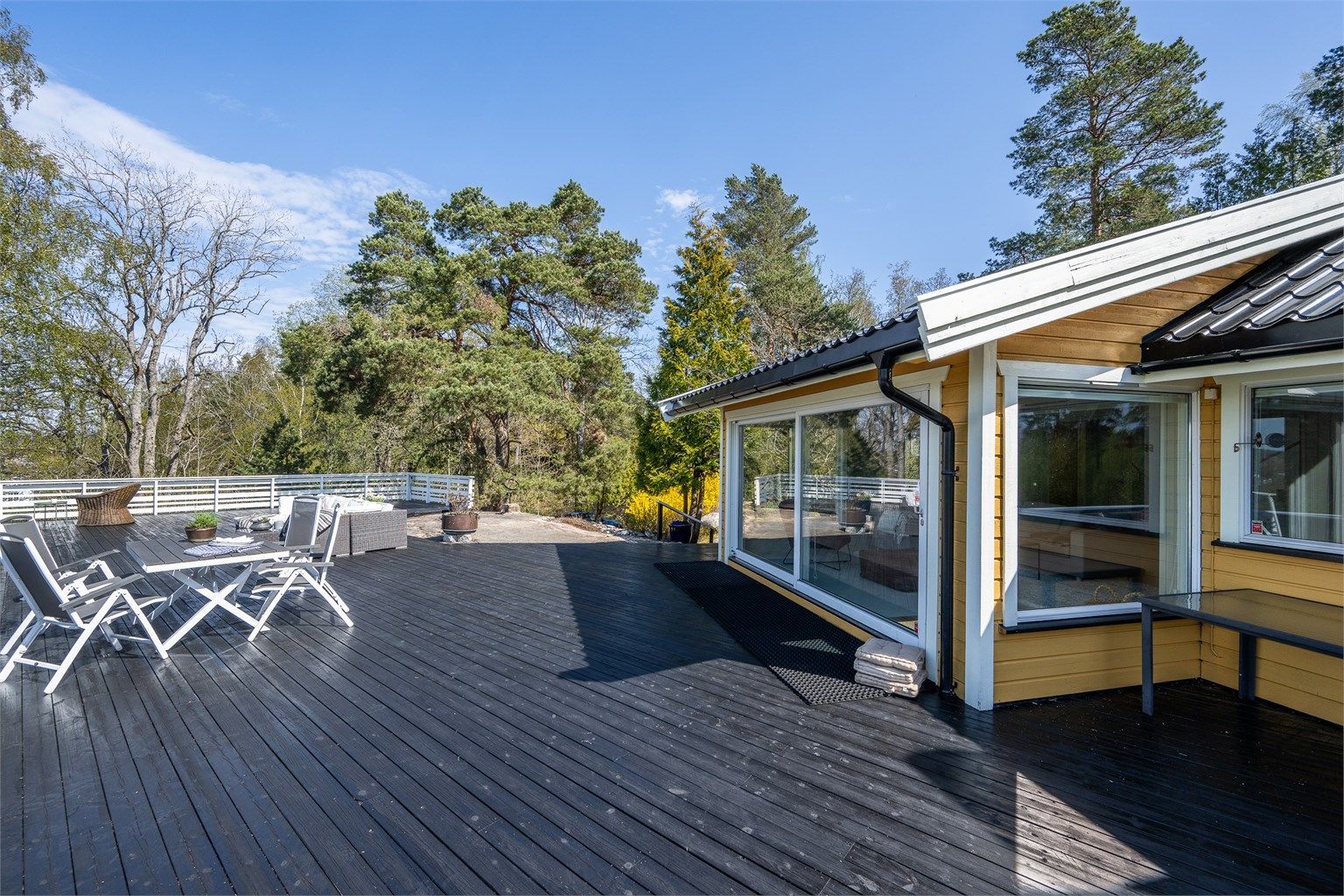 Den romslige, vestvendte terrassen på ca. 98 m² er et naturlig samlingspunkt, med gode solforhold og god plass til både utemøbler og sosiale sammenkomster