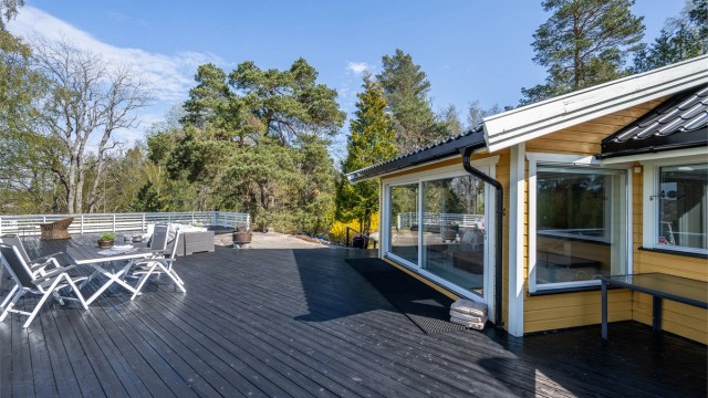 Den romslige, vestvendte terrassen på ca. 98 m² er et naturlig samlingspunkt, med gode solforhold og god plass til både utemøbler og sosiale sammenkomster