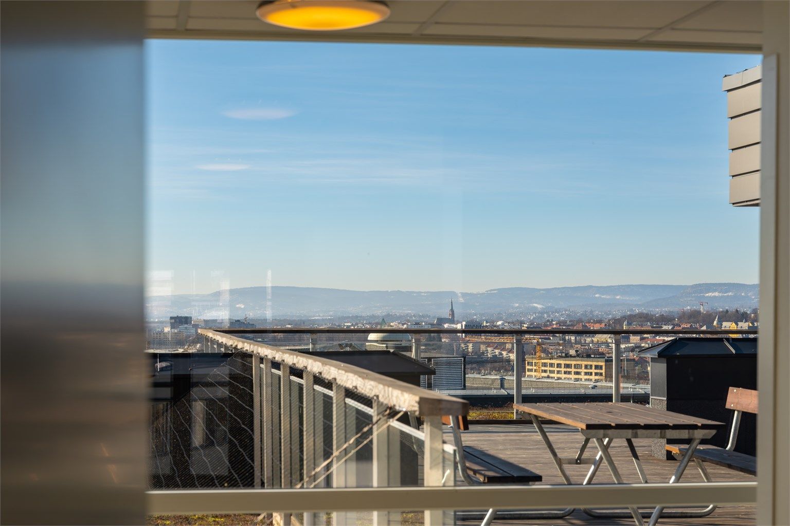 Utsyn fra entré til felles takterrasse.