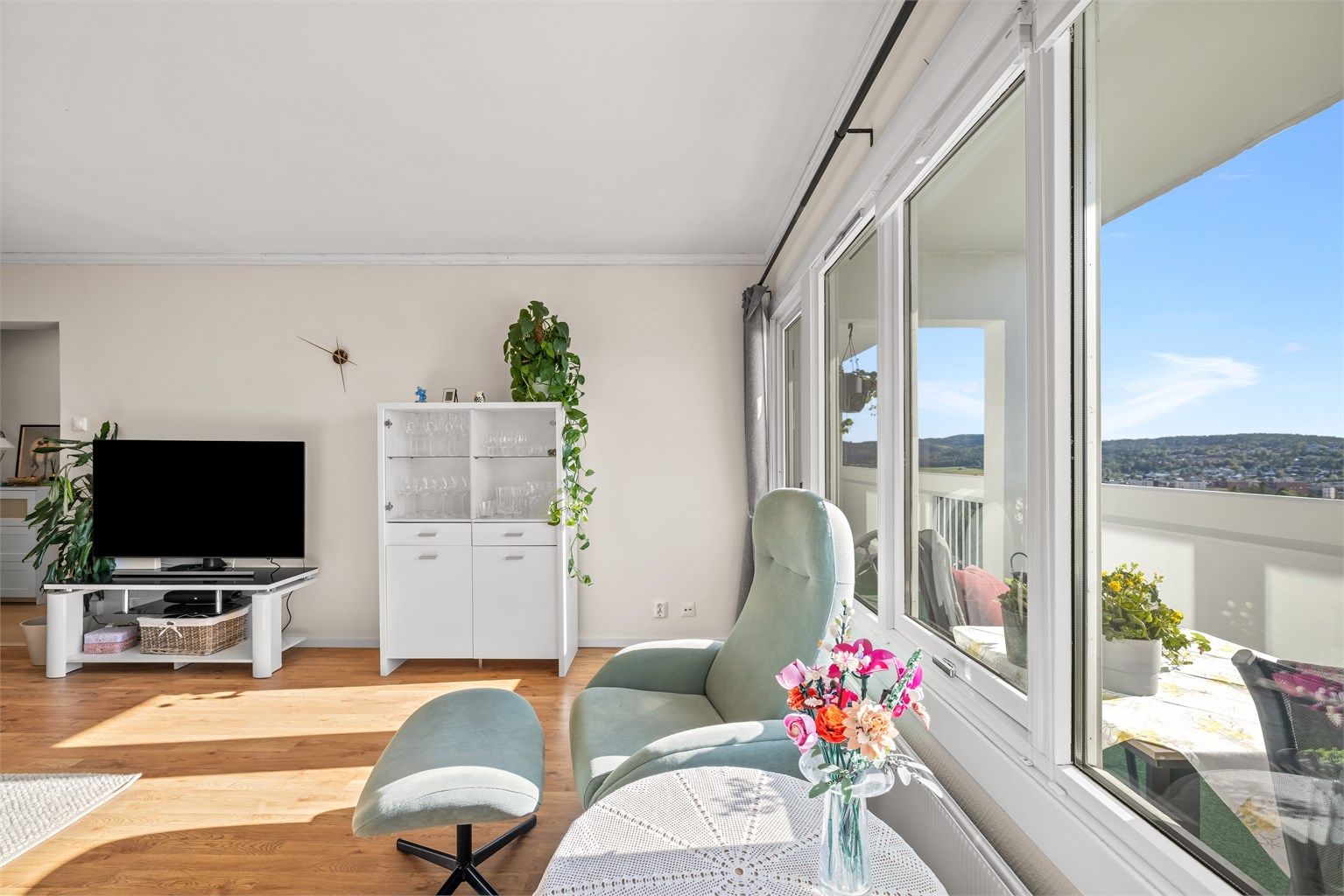 Fra stuen har du utgang til en balkong på 13m², som gir en herlig forlengelse av stuen.