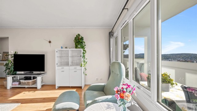 Fra stuen har du utgang til en balkong på 13m², som gir en herlig forlengelse av stuen.