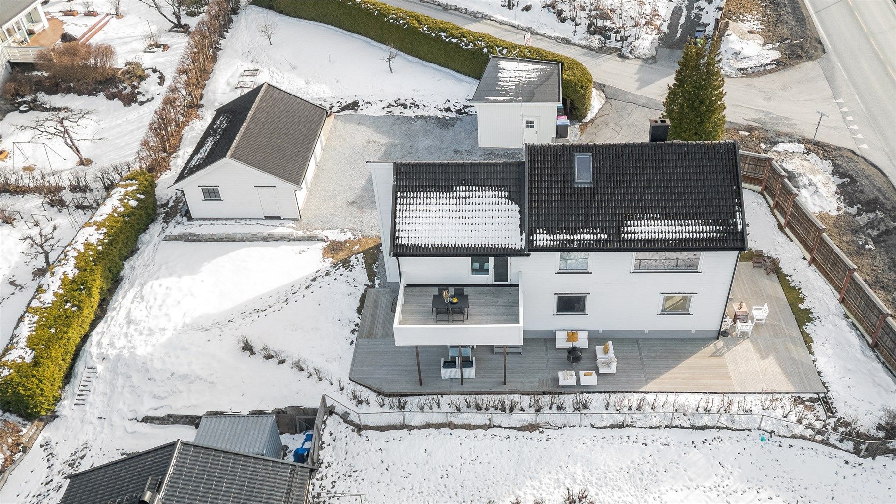 Stor innholdsrik familiebolig med god planløsning og utleiedel. Boligen ligger sentralt i Heggedal. Barnevennlig og hyggelig nabolag. Stor tomt med flere garasjeplasser og innredet anneks. Sol fra morgen til kveld!