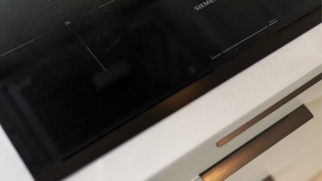 Innredningen er fra kvalitetsleverandøren HTH. Platetopp fra Siemens er nedfelt i benkeplaten