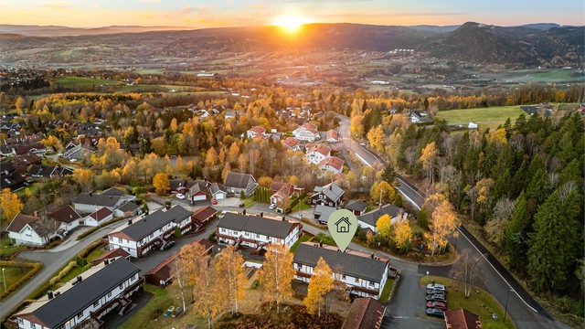 Over hele boligområdet er det opparbeidet interne gangstier, noe som gjør bl.a skoleveien trygg.