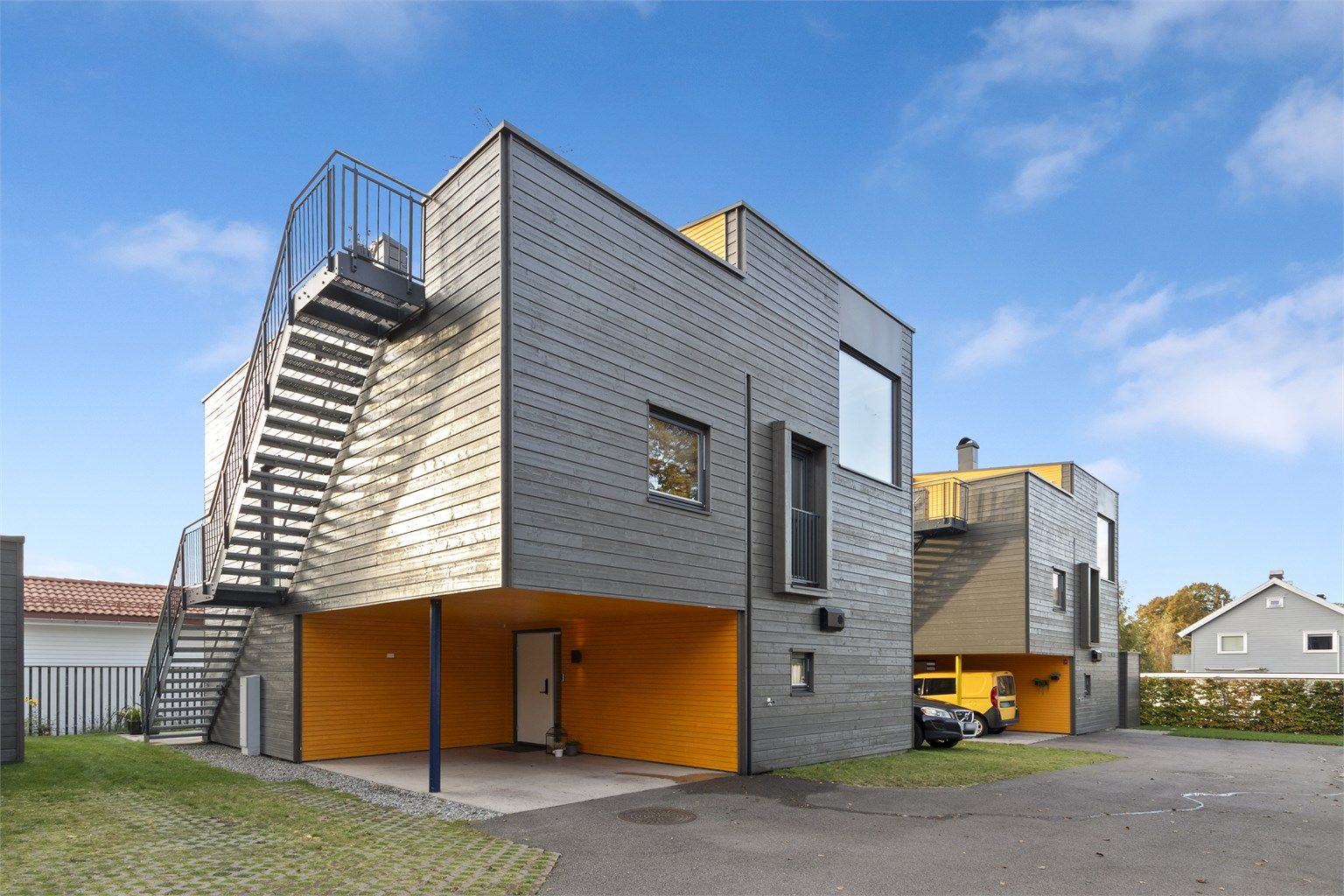 Boligen har en integrert carport på ca. 18 m² og plass til totalt fire biler ved boligen.