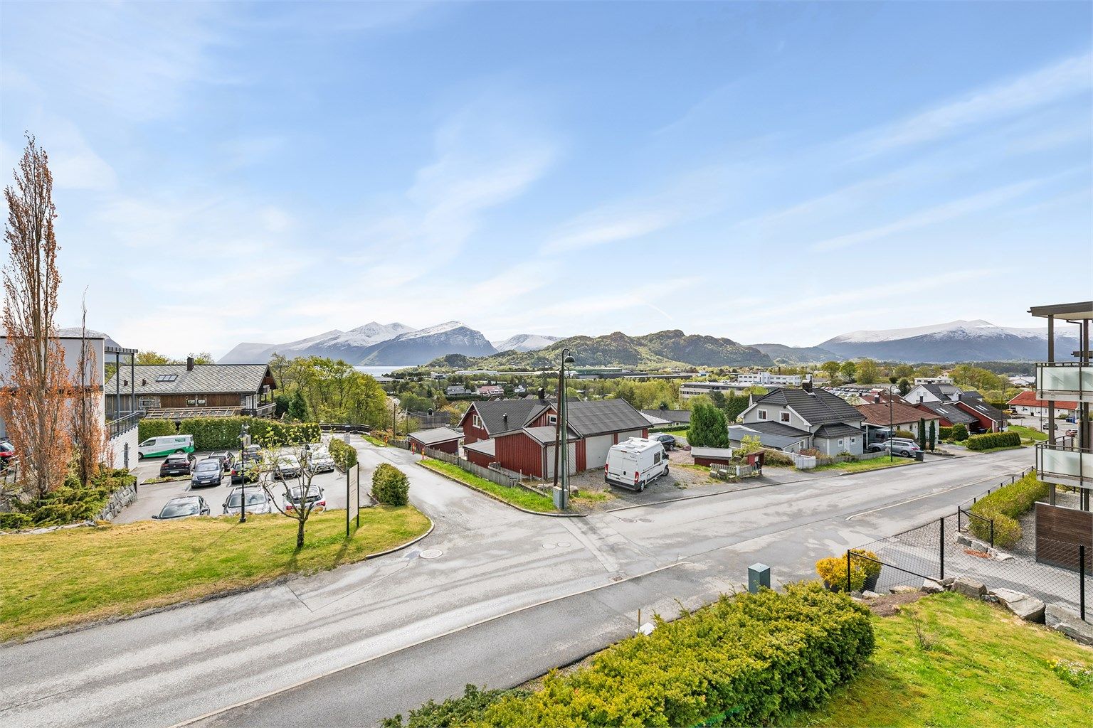 Beliggenheten på Blindheim gir gangavstand til butikksenter med dagligvare, apotek og lege.