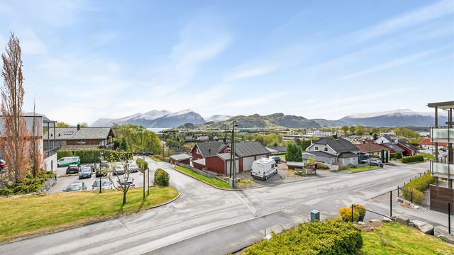Beliggenheten på Blindheim gir gangavstand til butikksenter med dagligvare, apotek og lege.
