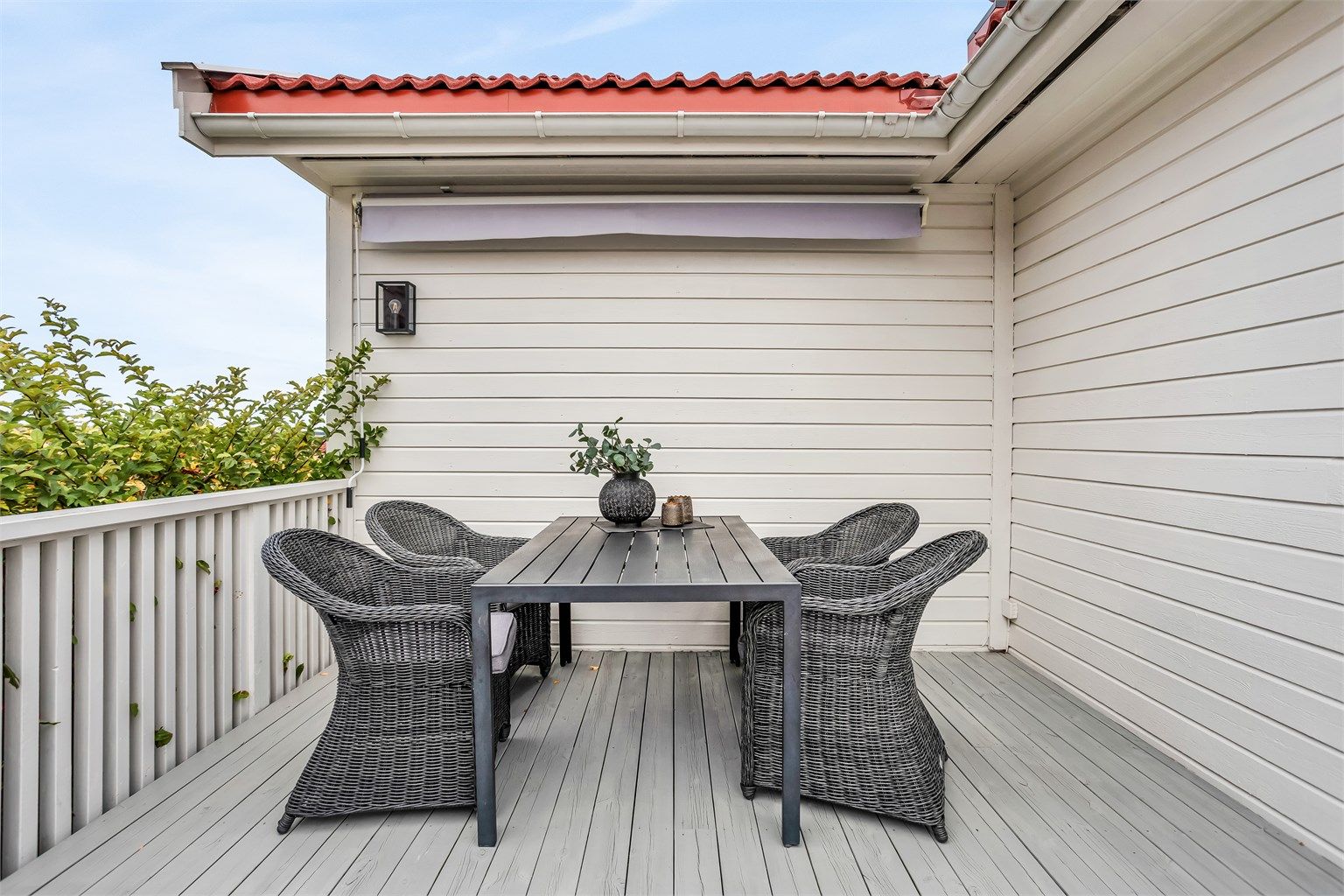 Terrasse ved inngangspartiet med plass til bord og stoler.