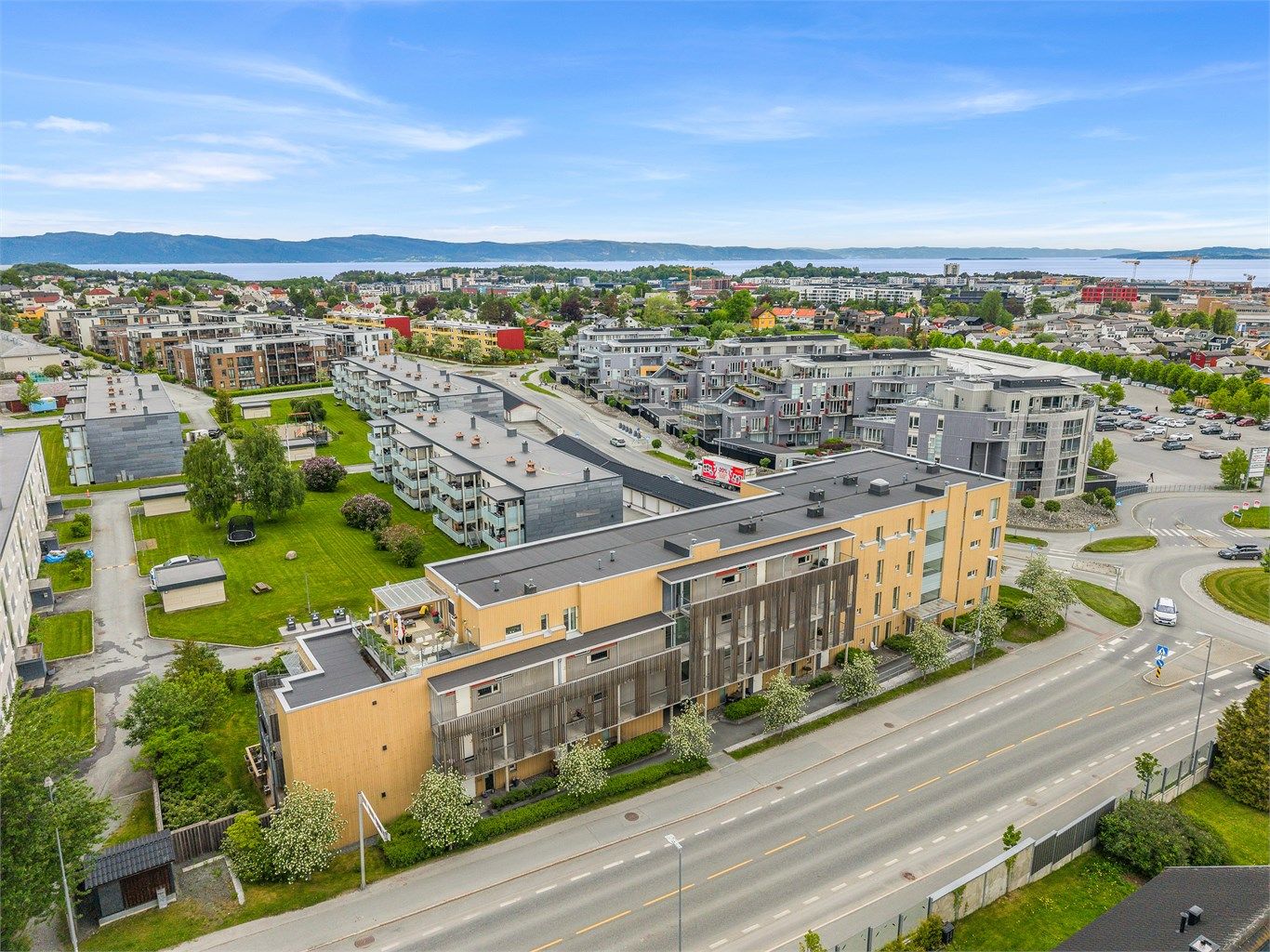 Kollektivtilbudet er meget godt. Bussholdeplassen Bromstadvegen ligger bare et par minutters gange fra boligen, med hyppige avganger til sentrum og øvrige bydeler. Leangen stasjon ligger også innen komfortabel gangavstand og gir gode togforbindelser.