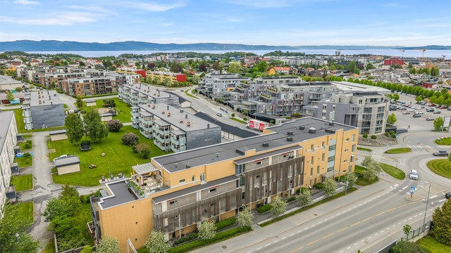 Kollektivtilbudet er meget godt. Bussholdeplassen Bromstadvegen ligger bare et par minutters gange fra boligen, med hyppige avganger til sentrum og øvrige bydeler. Leangen stasjon ligger også innen komfortabel gangavstand og gir gode togforbindelser.