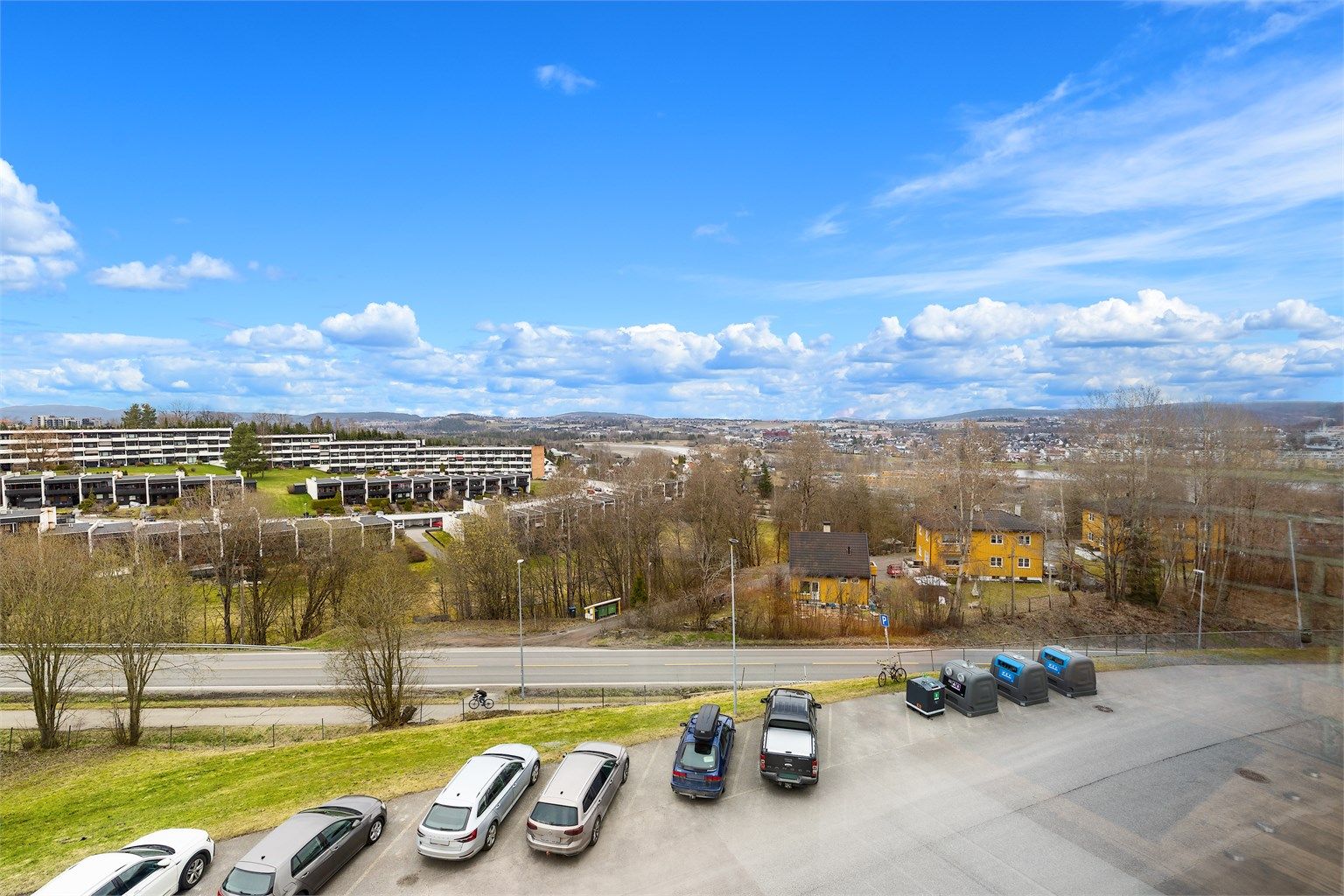 Området er sentralt, men samtidig rolig og etablert. Offentlig kommunikasjon er lett tilgjengelig.