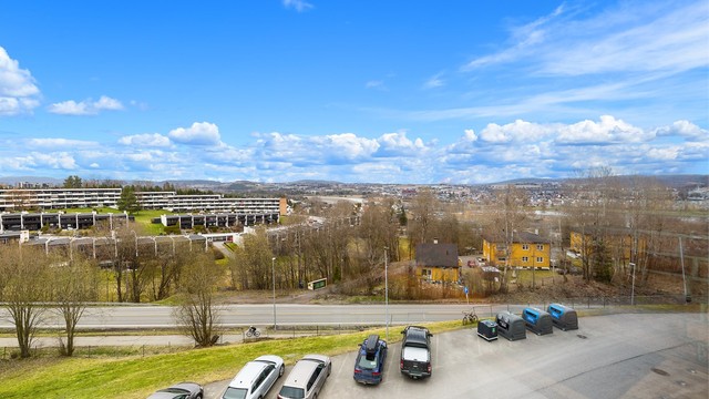 Området er sentralt, men samtidig rolig og etablert. Offentlig kommunikasjon er lett tilgjengelig.