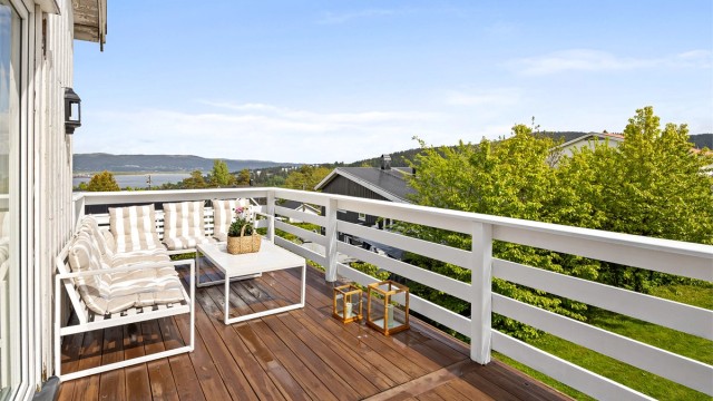 Fin balkong på 13 kvm med utvendig belysning. Nylig beiset terrassebord og malt rekkverk.