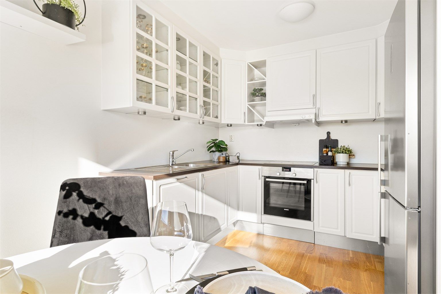 Kjøkkenet er utstyrt med integrert stekeovn, platetopp og oppvaskmaskin, samt frittstående kjøleskap.