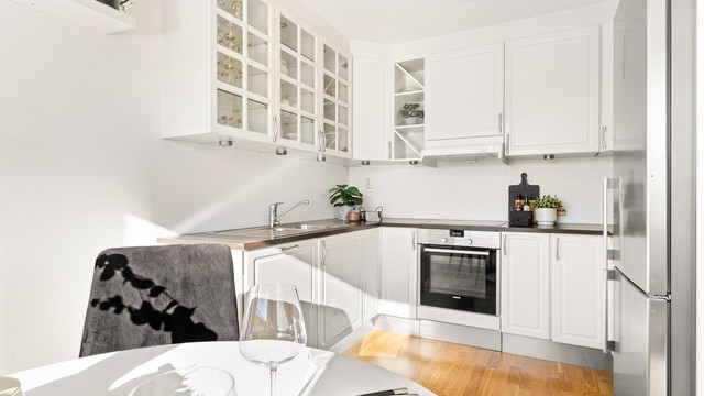 Kjøkkenet er utstyrt med integrert stekeovn, platetopp og oppvaskmaskin, samt frittstående kjøleskap.