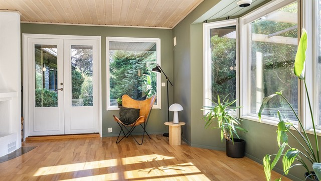 Vinduer mot sør og vest fyller stuen med sol og mye naturlig lys. Alle er fra byggeåret, som i boligen for øvrig.