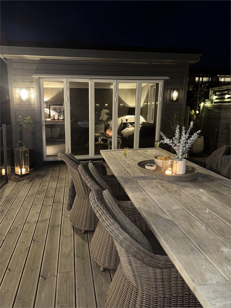 Koselig kveldsstemning på terrassen - bilde tatt av selger