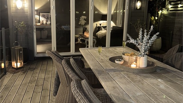 Koselig kveldsstemning på terrassen - bilde tatt av selger