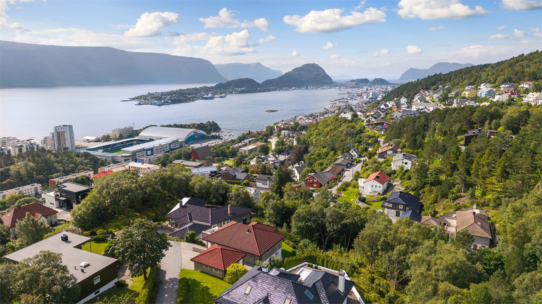En kort tur unna ligger Ålesund sentrum med butikker, restauranter og kulturtilbud.